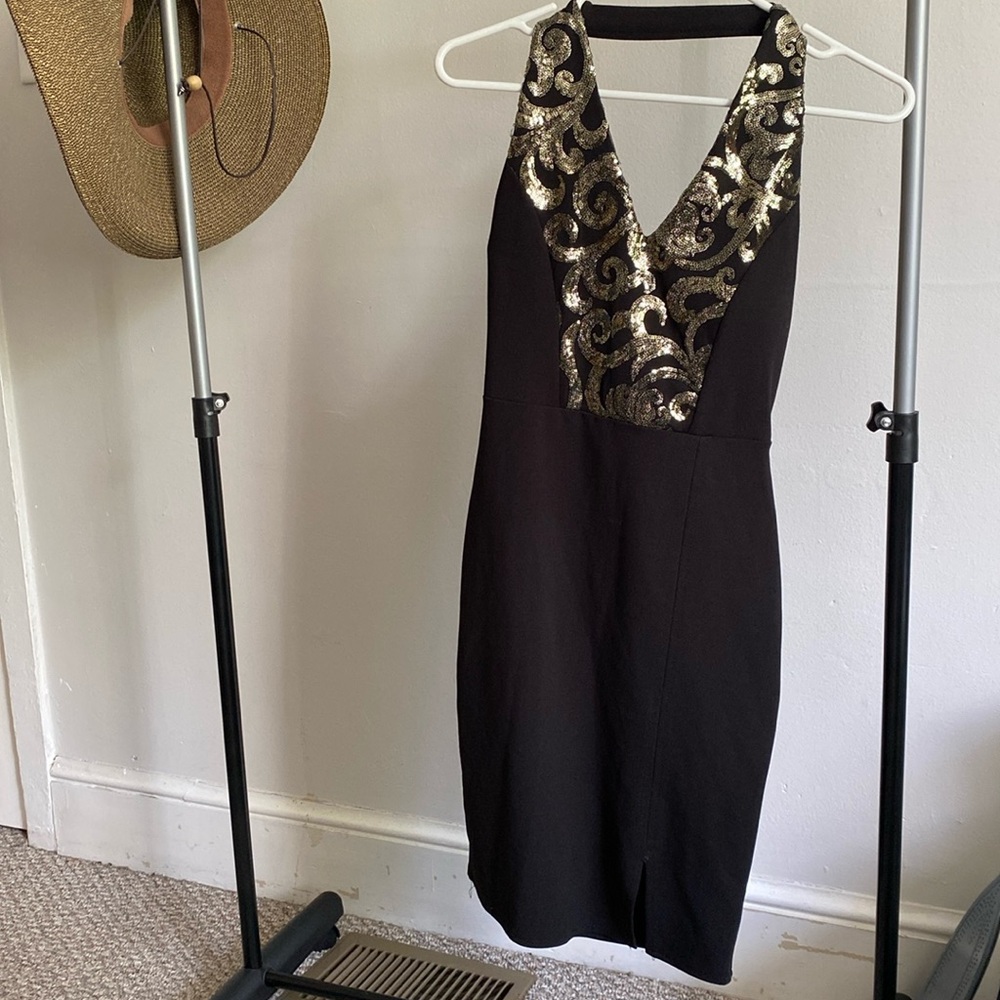 Black neckless dress , thinly and comfortable.
